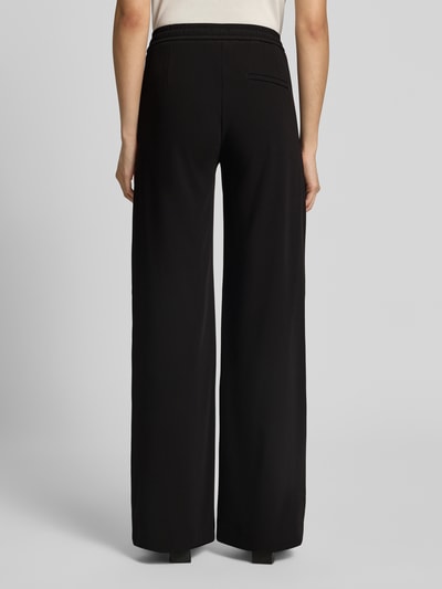 Frauenmodel trägt Wide Leg Hose mit Tunnelzug Modell 'Chrisy' von MAC in Schwarz mit glatter Textur, Ganzkörperansicht Rückansicht, Damen Weite Hose von MAC
