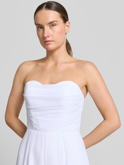 Frauenmodel trägt Jumpsuit mit Schnürung von Laona in Weiß, Taillierte Passform, Herz-Ausschnitt, Drapierungen, Ärmelloses-Design, Nahaufnahme Oberkörper.