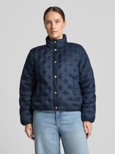 Frauenmodel trägt Regular Fit Daunenjacke mit Logo-Stitching von Tommy Hilfiger in Dunkelblau, glatte Textur, Ganzkörperansicht von vorne, Damen Daunenjacke