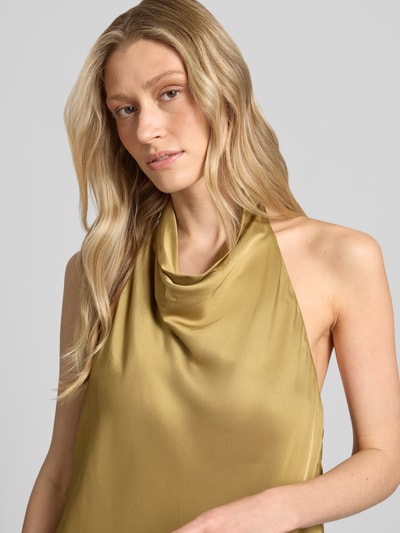 Frauenmodel trägt Top aus Viskose mit Neckholder und tiefem Rückenausschnitt von Jake*s Cocktail, Reine Viskose, gerader Schnitt, Nahaufnahme Oberkörper.