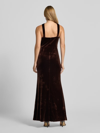 Frauenmodel trägt Abendkleid aus Samt von Adrianna Papell in Dunkelbraun, ärmellos, körpernah, Rückenansicht, Ganzkörperansicht von hinten. Kontext: Elastischer Material-Mix, Raffungen, Rückenlänge 123 cm, Brustweite 41 cm bei Größe 36.