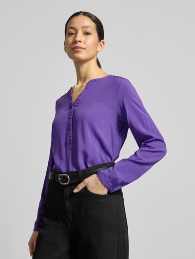 Vrouwenmodel draagt Regular Fit Blouse uit zuivere viscose met tuniekhals van Christian Berg Woman, effen paars, knoopsluiting, met lange mouwen, ruglengte maat 36: 64 cm, mouwlengte maat 36: 60 cm, Nahaufnahme bovenlichaam.