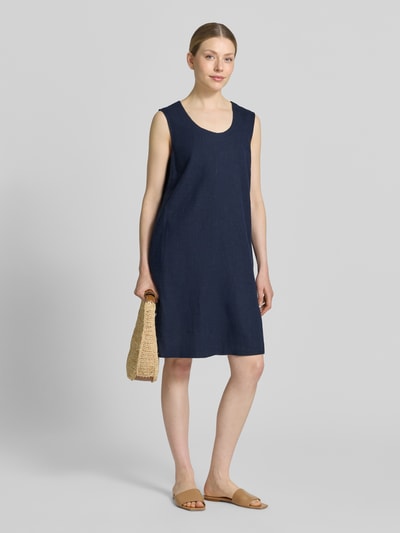 Modelka nosi Knielanges Kleid aus Leinen-Viskose-Mix Modell 'LAVA' od FREE/QUENT, kolor granatowy, prosty krój, długość do kolan, okrągły dekolt, długość pleców w rozmiarze S: 95 cm, szerokość w rozmiarze S: 50 cm, widok całej sylwetki od przodu.
