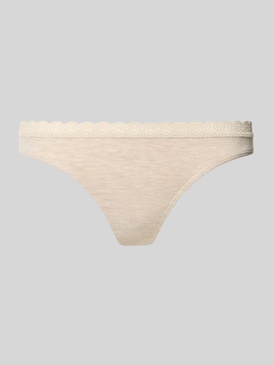 Produktfoto, cremefarbener String aus Modal-Mix mit Spitzenbesatz von Jake*s Casual vor grauem Hintergrund, feine gerippte Struktur