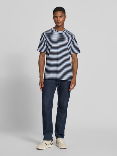Männermodel trägt Regular Fit T-Shirt aus Baumwoll-Mix von Lacoste, Mehrfarbig, Gestreift, Logo-Applikation, Ganzkörperansicht von vorne