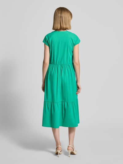 Frauenmodel trägt Knielanges Kleid im Stufen-Look mit V-Ausschnitt von ROBE LÉGÈRE im kräftigen Grün, Baumwoll-Mix mit Stretch-Anteil, A-Linie, Kappärmel, Rückenlänge 104 cm, Brustweite 46 cm, Ganzkörperansicht Rückansicht.