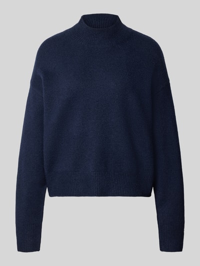 Produktfoto, dunkelblauer Strickpullover mit Woll-Anteil und Rundhalsausschnitt von Neo Noir, gerader Schnitt, gerippte Details