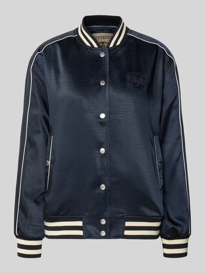 Produktfoto, dunkelblaue Satin-Bomber Jacke mit Logo-Stitching Modell 'VARSITY' von Superdry, lockerer Schnitt, gestreifte Bündchen