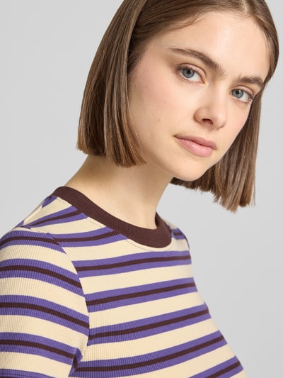Frauenmodel trägt Slim Fit T-Shirt mit Rundhalsausschnitt Modell 'Sally' von Topshop, lila-gelb gestreifter Baumwoll-Mix, Strukturmuster, Nahaufnahme Oberkörper.