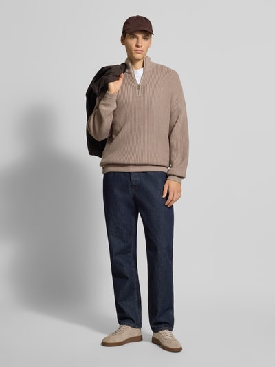 Mannelijk model draagt Strickpullover mit Reißverschluss Modell 'KAITO' van Jack & Jones, regular fit, katoenmix, beige, volledige lichaamsvoorzijde.