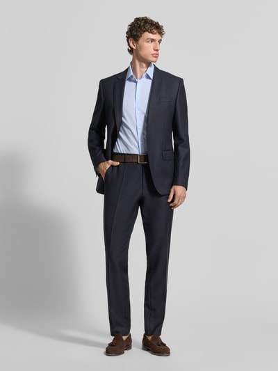 Männermodel trägt Regular Fit Business-Hemd aus Baumwolle mit Kentkragen von Christian Berg Men, hellblau und glatte Struktur, Ganzkörperansicht von vorne. Rückenlänge 77 cm, Schulterbreite 47 cm, Ärmellänge 23 cm bei Größe 39/40, 1/2-Arm.