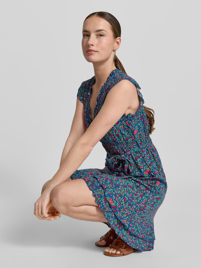 Frauenmodel trägt Minikleid aus Viskose mit Bindegürtel von Apricot, taillierter Schnitt, V-Ausschnitt mit Rüschen, kurze Knopfleiste, Schmetterlingsärmel, Stufenrock, bunt gemustert, Rückenlänge bei Größe S: 70 cm, Brustweite bei Größe S: 47 cm, Nahaufnahme Oberkörper.