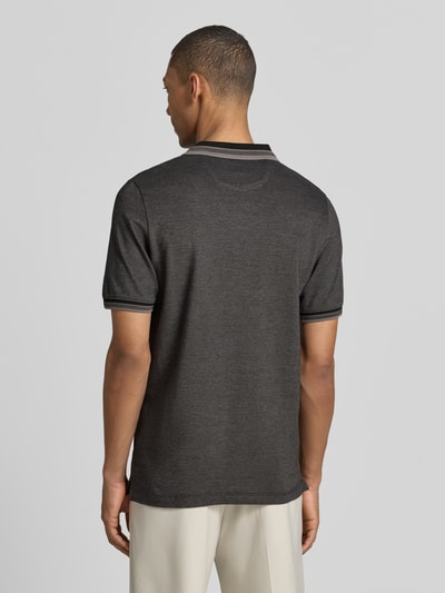 Männermodel trägt Regular Fit Poloshirt aus reiner Baumwolle Modell 'OPEN COLLAR POLO' von s.Oliver RED LABEL in meliertem Dunkelgrau, Piqué-Struktur, Rückansicht Ganzkörperansicht.
