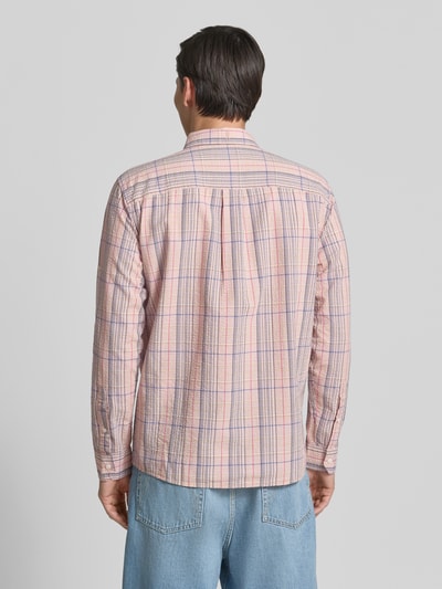 Männermodel trägt Relaxed Fit Freizeithemd aus reiner Baumwolle von Armedangels, Optik: Mehrfarbig, Gitterkaro, Ganzkörperansicht Rückansicht.
