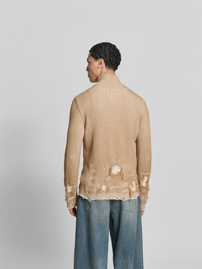 Männermodel trägt Slim Fit Jacke im Used-Look von MM6 Maison Margiela aus reiner Baumwolle in Strick-Optik, Ganzkörperansicht Rückansicht.
