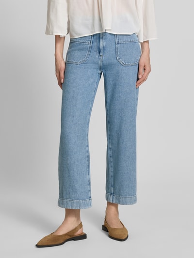 Frauenmodel trägt Cropped Jeans mit aufgesetzten Taschen von Jake*s Casual in Hellblau aus Reine Baumwolle, Nahaufnahme Unterkörper.