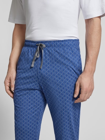 Männermodel trägt Pyjama-Hose im Allover-Look von Schiesser in Blau mit feinem Muster, elastischem Bund, reine Baumwolle, Nahaufnahme Oberkörper.