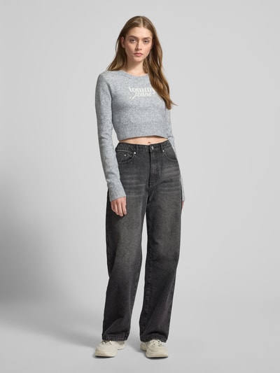 Tommy Jeans Cropped Strickpullover mit Label-Print Mittelgrau 1