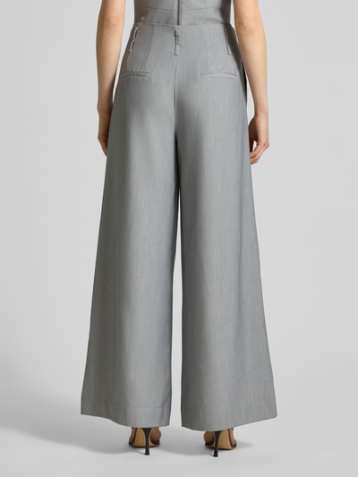 Frauenmodel trägt graue Stoffhose mit französischen Eingrifftaschen, Wide-Fit, Viskose-Anteil, Modell 'Hanna' von My Essential Wardrobe, Ganzkörperansicht Rückansicht.