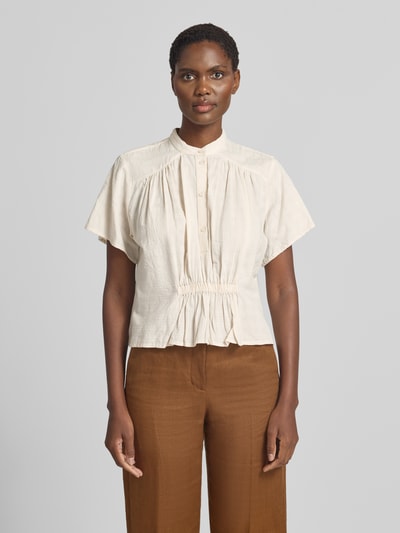 Frauenmodel trägt Boxy Fit Kurzarmbluse aus reiner Baumwolle von Jake*s Casual in Creme mit Stehkragen und Knopfleiste, Ganzkörperansicht von vorne.