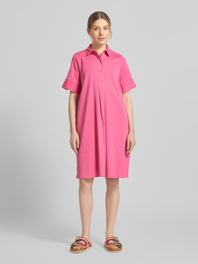 Vrouwenmodel draagt knielang Hemdblusenkleid mit Knopfleiste van Milano Italy, roze, recht model, katoenmix met stretch, voorkant volledige lichaamsweergave.