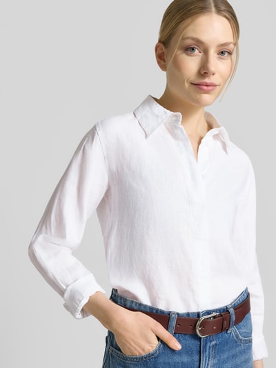 Frauenmodel trägt Regular Fit Leinenbluse mit verdeckter Knopfleiste von Mango, weiß, reine Leinenstruktur, Nahaufnahme Oberkörper.