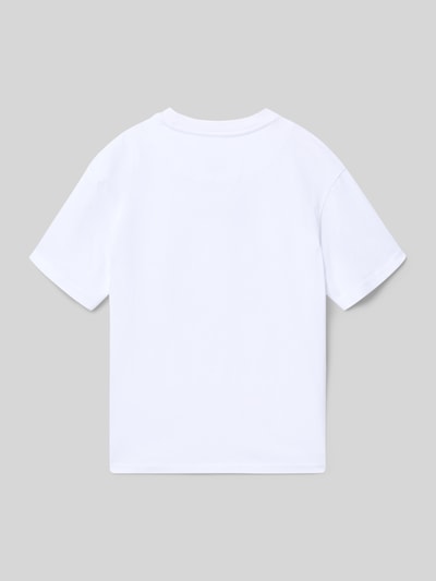 Männermodel trägt Regular Fit T-Shirt mit Logo-Stitching van KARL KANI in wit, zuiver katoen, ronde hals, ruglengte 56 cm, Ganzkörperansicht Rückansicht.