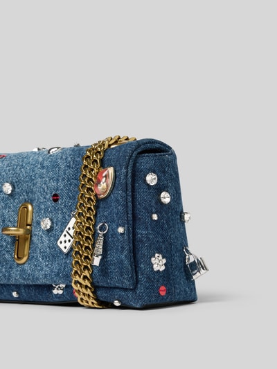 Produktfoto, Shoulder Bag in Denim-Optik von Marc Jacobs mit Hauptfach, Überschlag, Ketten-Optik und Zierbesatz, Maße: 22x12x6 cm