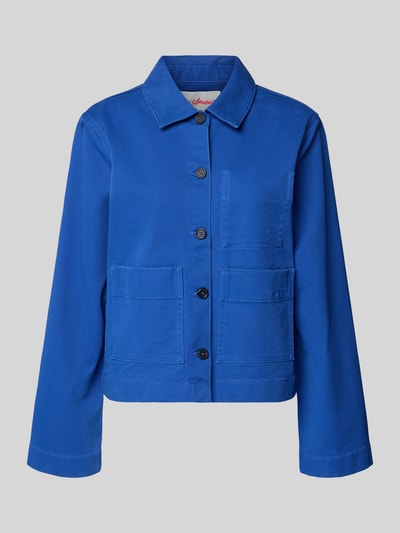 Produktfoto, Relaxed Fit Jeansjacke aus Bio-Baumwoll-Mix Modell 'HOTEL AMOUR' von Selected Femme in kräftigem Blau, Denim-Optik, große aufgesetzte Eingrifftaschen, einreihige Knopfleiste, Umlegekragen, Langarm, glatte Textur, Rückenpasse mit Locker Loop, Label-Stitching und Motiv-Stitching, Innentasche.