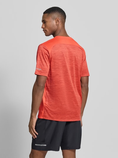 Męski model nosi Regular Fit T-Shirt mit Logo-Print Modell 'Utility' von Under Armour, elastyczna mieszanka materiałów, okrągły dekolt, długość tyłu 62 cm w rozmiarze M, widok całej sylwetki z tyłu.