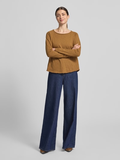Frauenmodel trägt Longsleeve mit Rollsaum von Rich & Royal in Braun, reine Baumwolle, Regular Fit, Rundhalsausschnitt, Ganzkörperansicht von vorne.