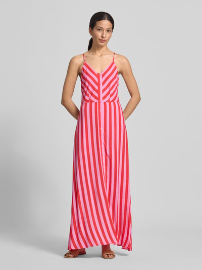 Frauenmodel trägt Maxikleid aus Viskose mit Knopfleiste Modell 'SAVANNA' von YAS, Allover-Look mit roten und rosa Streifen, Gerader-Schnitt, V-Ausschnitt, Spaghettiträger, Ganzkörperansicht von vorne.