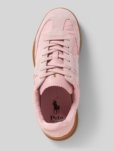 Produktfoto, Low Top Sneaker aus echtem Leder Modell 'AERA' von Polo Ralph Lauren in rosa Veloursleder mit runder Schuhspitze und Label Print.