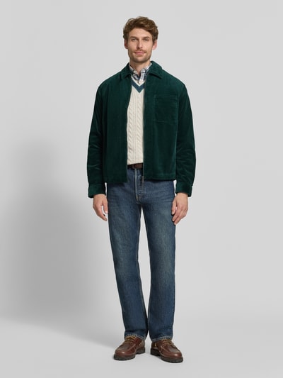 Männermodel trägt Regular Fit Hemdjacke aus Cord mit Brusttasche von MCNEAL in Dunkelgrün, Baumwoll-Elasthan-Mix, Ganzkörperansicht von vorne.