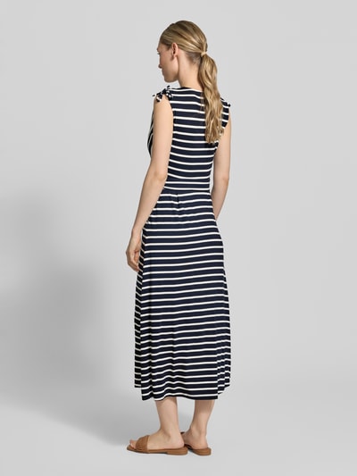 Frauenmodel trägt Midikleid aus Viskose-Mix mit V-Ausschnitt von Betty Barclay, tailliert, Wickel-Optik, Streifenmuster, Ganzkörperansicht Rückansicht.