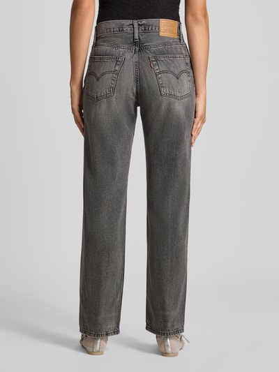 Vrouwenmodel draagt grijze tapered fit jeans van katoendenim, Tapered Fit Jeans aus reiner Baumwolle Modell 'EASY DAD' van Levi's® 300, Ganzlichaamsaanzicht achteraan, dames tapered fit jeans van Levi's® 300.