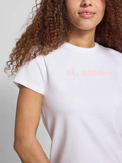 Frauenmodel trägt T-Shirt mit Print und Rundhalsausschnitt von REVIEW aus Baumwoll-Elasthan-Mix, Regular-Fit, Nahaufnahme Oberkörper.