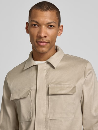 Männermodel trägt Regular Fit Hemdjacke aus Leinen-Mix mit Brusttaschen von Profuomo, beige, strukturierte Oberfläche, Nahaufnahme Oberkörper.