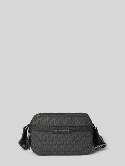 Produktfoto, Camera Bag mit Logo-Applikation Modell 'Hudson' von Michael Kors in Grau mit Strukturmuster, Reißverschluss und verstellbarem Schulterriemen, rechteckige Form, Größe 22x14x6 cm, Hauptfach geteilt, neutrale Farbgebung, Produktkontext Herren Accessoire