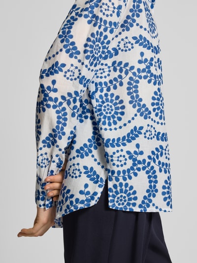 Frauenmodel trägt Relaxed Fit Bluse im Allover-Look von Christian Berg Woman aus reiner Baumwolle mit blau-weißem Muster, Nahaufnahme Oberkörper.