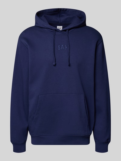 Produktfoto, Oversized Hoodie mit Logo-Stitching von GAP aus dunkelblauem Baumwoll-Mix, Oversized-Fit, Kapuze mit Tunnelzug, Känguru-Tasche, elastische Abschlüsse, Rückenlänge 72 cm, Ärmellänge 65 cm.