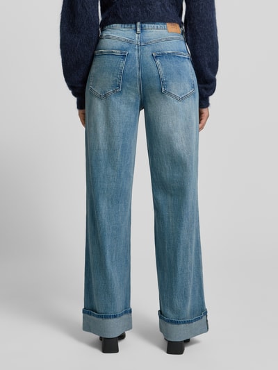 Frauenmodel trägt Jeans mit 5-Pocket-Design Modell 'sara' von Gestuz aus Baumwoll-Elasthan-Mix, lockerer Schnitt, Rückansicht Ganzkörperansicht.