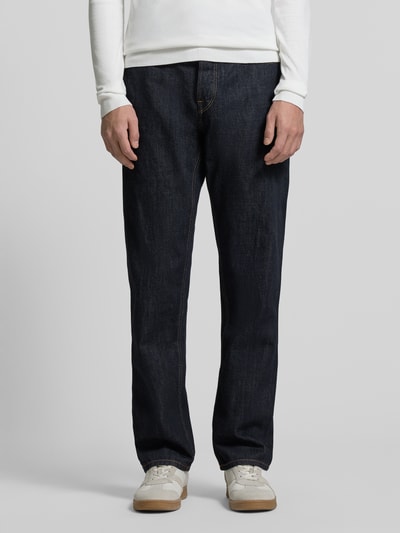 Männermodel trägt Straight Fit Jeans aus reiner Baumwolle von Tommy Hilfiger in dunkler Denim-Optik, 5-Pocket-Design, Ganzkörperansicht von vorne.
