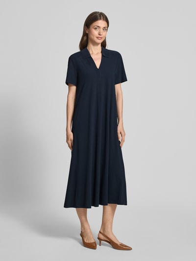 Frauenmodel trägt Midikleid mit Strukturmuster und Umlegekragen Modell 'JOSEPHINA' von Raffaello Rossi, dunkelblau, Loose Fit, Ganzkörperansicht von vorne.