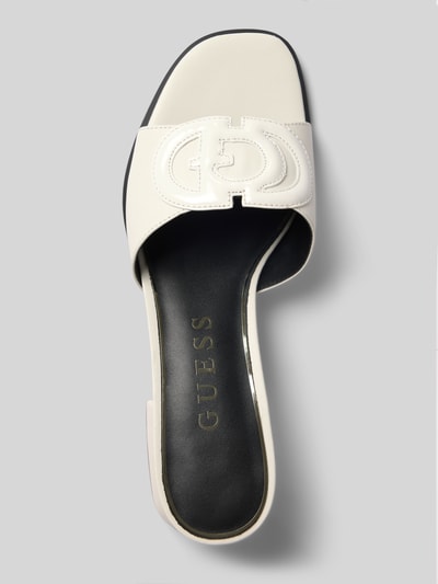 Produktfoto, Sandalette aus echtem Leder Modell 'CERINNA' von Guess in Creme mit abgerundeter Form, glatter Sohle, offener Ferse, Label-Applikation, Blockabsatz, Absatzhöhe 6 cm bei Größe 40.