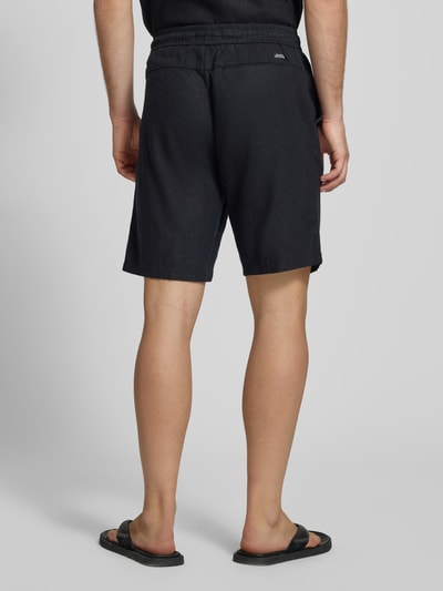 Männermodel trägt Shorts aus Leinen-Viskose-Mix Modell 'MALVIN' von Blend, regular fit, elastische taille, steekzakken, zwart, ganzkörperansicht rückansicht.