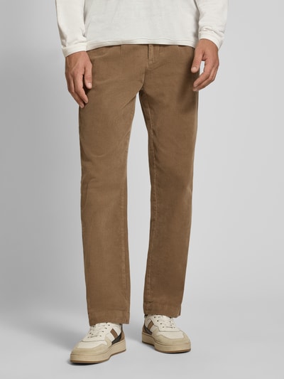 Mannenmodel draagt Straight Fit broek uit katoenmix in corduroy look van Lindbergh, steekzakken, knoop- en ritssluiting, bandwijdte maat M 41 cm, binnenbeenlengte maat M 77 cm, voorkant close-up.