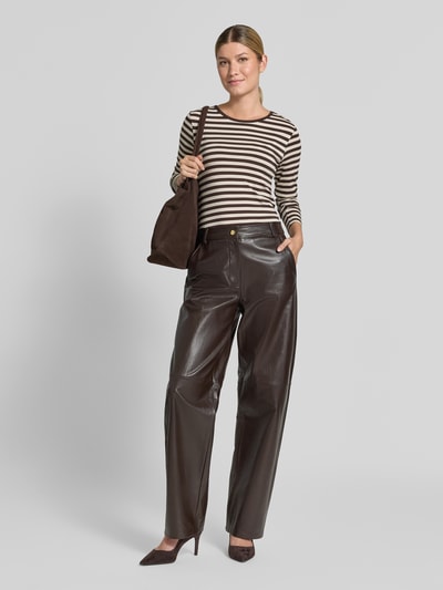 Frauenmodel trägt Skinny Fit Longsleeve aus Viskose-Elasthan-Mix Modell 'Liana' von FREE/QUENT, braun-weiß gestreift, Ganzkörperansicht von vorne