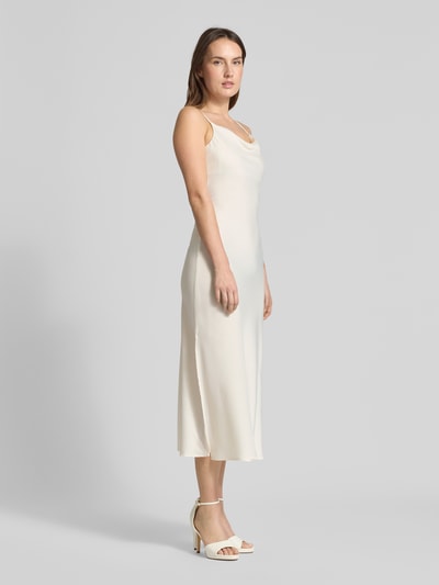 Frauenmodel trägt Slim Fit Midikleid mit abnehmbarem Stoffband Modell 'Thea' von YAS in Creme, elastischer Material-Mix, Ganzkörperansicht von vorne.