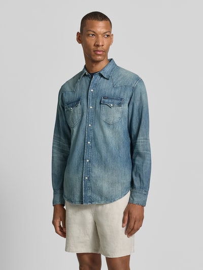 Männermodel trägt Regular Fit Freizeithemd aus reiner Baumwolle Modell 'DENIM WESTERN SHIRT' von Polo Ralph Lauren, Ganzkörperansicht von vorne.